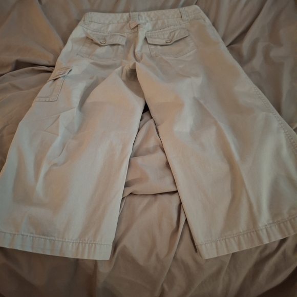 Caribbean Joe Women's Cream Colored Cargo Capris - Picture 7 of 8